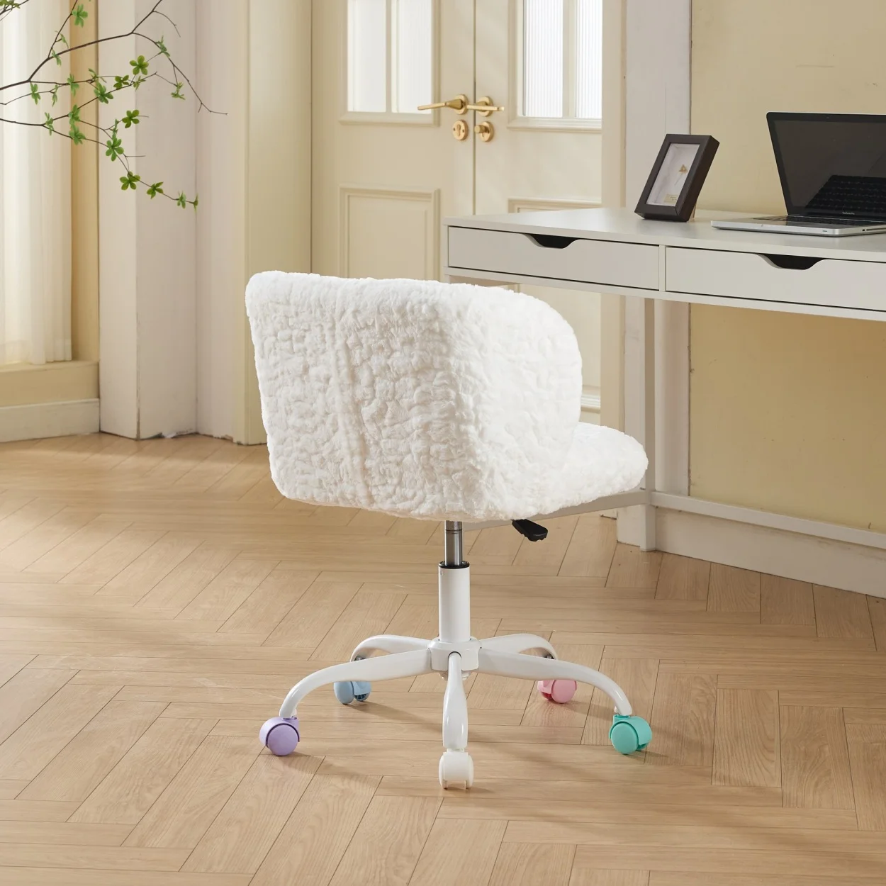 Furniture Office Chair,  Artificial Rabbit Hair Makeup Vanity Chair Chair, 360 Comfy Swivel Armchair with Wheels, Modern Height Adjustable Cute Vanity Chair for Living Room Small Spaces Pink