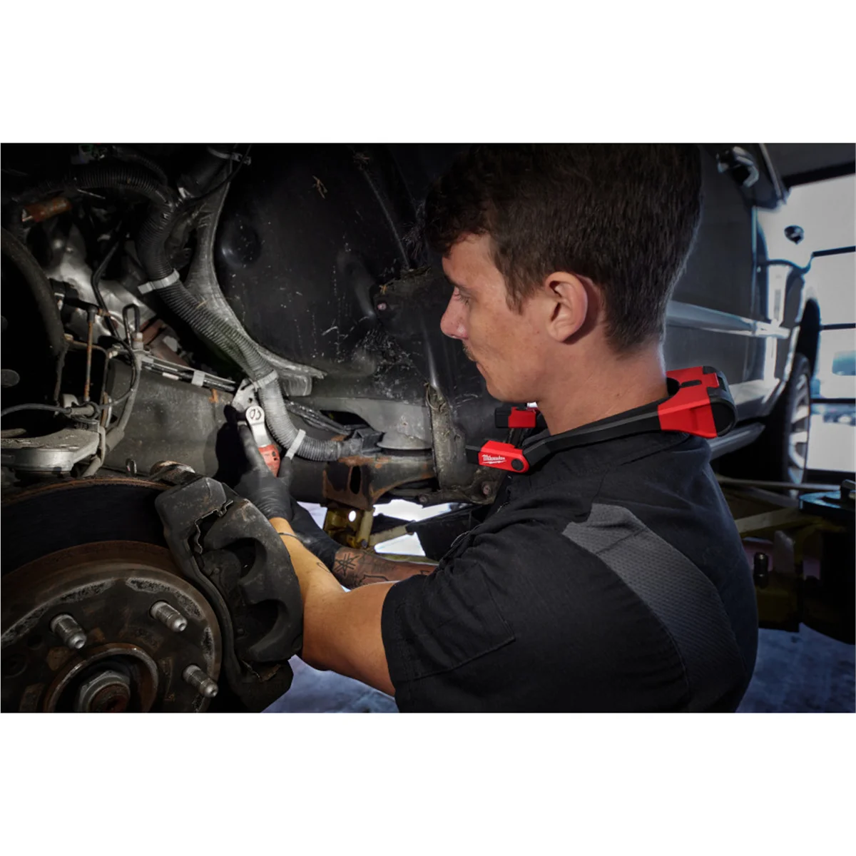 Milwaukee 2117-21 REDLITHIUM USB 400L Neck Light with High-Definition Output