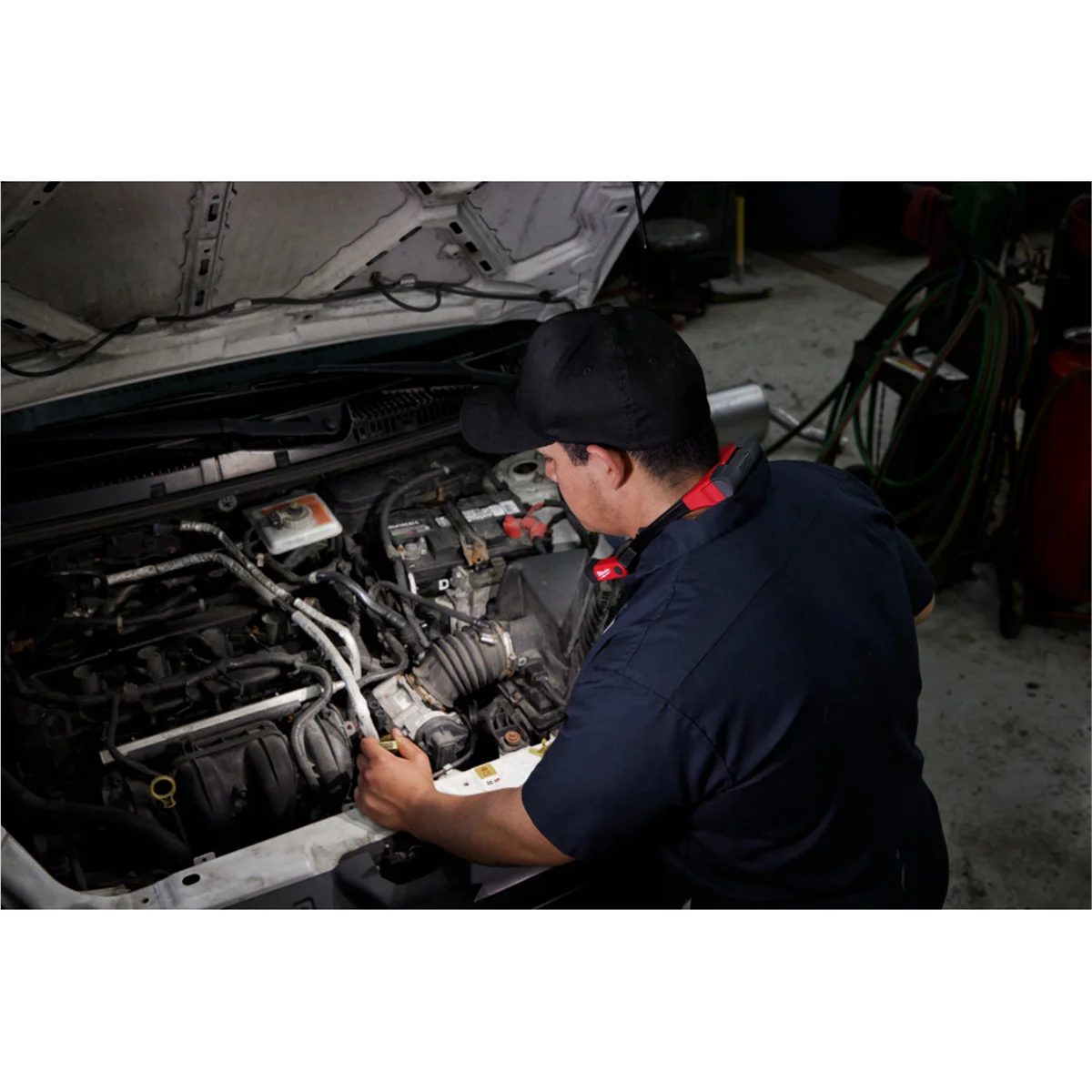 Milwaukee 2117-21 REDLITHIUM USB 400L Neck Light with High-Definition Output